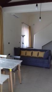 Posezení v ubytování Mathesi Apartment Sea View