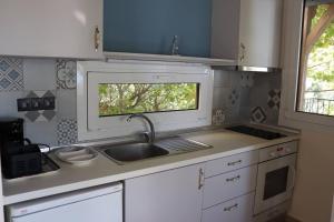 Kuchyň nebo kuchyňský kout v ubytování Mathesi Apartment Sea View