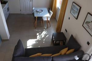 Posezení v ubytování Mathesi Apartment Sea View