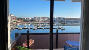 een raam met uitzicht op een jachthaven bij T2 sur Marina avec vue spectaculaire in Le Barcarès