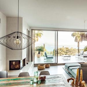 sala de estar con lámpara de araña y chimenea en CASA DOS MARES, en Tarifa
