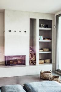 Una sala de estar con chimenea y un sofá. en CASA DOS MARES, en Tarifa 24 fotos más