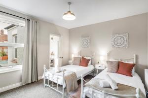 Postel nebo postele na pokoji v ubytování Marlborough Rest" Is A Quiet Central Holiday Home