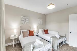 諾里奇的住宿－Marlborough Rest" Is A Quiet Central Holiday Home，配有两盏灯的小房间内的两张床