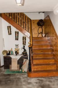 - un escalier dans une chambre avec des escaliers en bois et des objets dans l'établissement Casa Blascosanz - piso para 6 personas en el pirineo, à Hecho