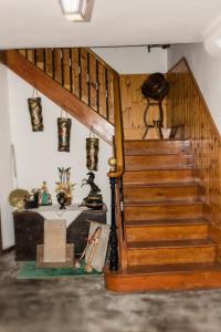 Una escalera en una habitación con escaleras de madera y detalles en Casa Blascosanz - piso para 6 personas en el pirineo en Hecho