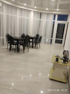 comedor con mesa y sillas negras en Hotel Paulina, en Făleşti