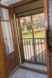 una porta scorrevole in vetro con vista su un cortile di Casa Blascosanz - piso para 6 personas en el pirineo a Hecho