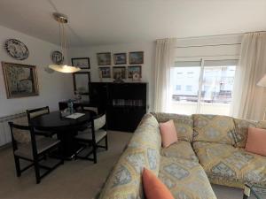 sala de estar con sofá y mesa en Atico Duplex Coral, en Sitges