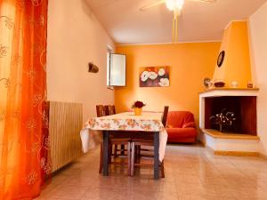 comedor con mesa y sofá en Casa Nonno Giovanni, en Alliste