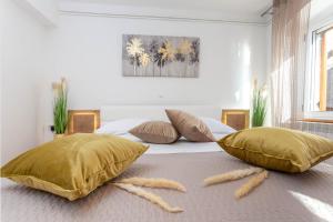 sypialnia z 2 łóżkami i złotymi poduszkami na podłodze w obiekcie Deluxe Dreamy room in the Center of Hvar with Sea View w Hvarze