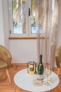 Nápoje v ubytování Deluxe Dreamy room in the Center of Hvar with Sea View