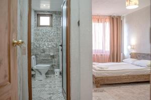 - une chambre avec un lit et une salle de bains avec des toilettes dans l'établissement Daulite boutique hotel, à Rakovo