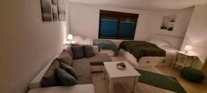 sala de estar con sofá y cama en Ferienwohnung am See, en Harsum