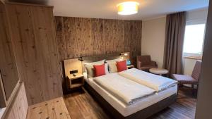 Habitación de hotel con cama con almohadas rojas en Dammschenke Gasthof & Hotel, en Kurort Jonsdorf