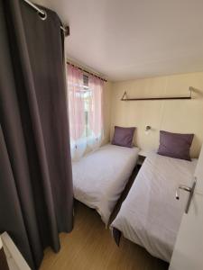 Ένα ή περισσότερα κρεβάτια σε δωμάτιο στο Mobil Home Plage Lac Parentis/Biscarosse