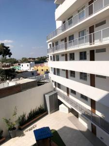Elle offre une vue sur un bâtiment doté d'un balcon. dans l'établissement Be Central Departamento con alberca en el centro de Guadalaja, à Guadalajara