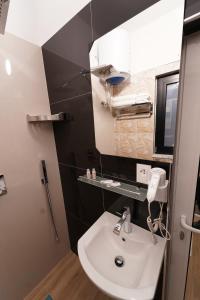 Koupelna v ubytování SR99 Hotel + 35 fotografií