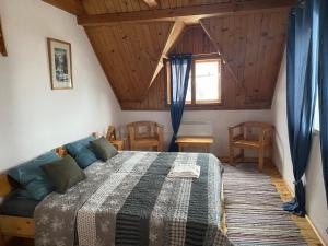 Postel nebo postele na pokoji v ubytování Casa Bucataria Fonix + 37 fotografií