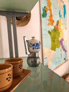 Villa CastelliにあるAppartamento Ricciの地図付き棚にカップが置かれたガラステーブル