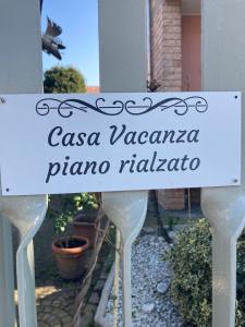 un cartello che dice casa vazquezarmaarmaarmaarmaarmaarmaarmaarmaarma di Casa Vacanza a Limbiate a Limbiate