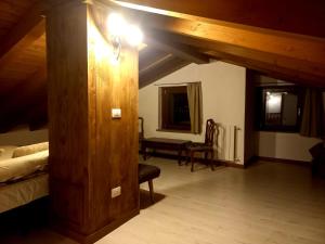 A bed or beds in a room at La Maison de Joanna 2