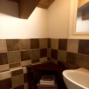 A bathroom at La Maison de Joanna 2
