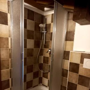 A bathroom at La Maison de Joanna 2