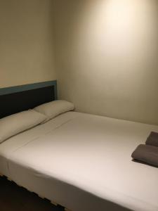 Un pat sau paturi într-o cameră la Casa Veena by MyRentalHost
