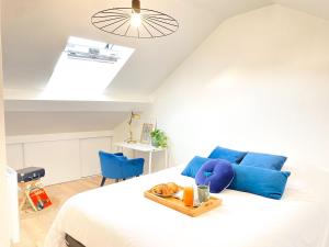 ein Schlafzimmer mit einem Bett und einem Tablett mit Essen drauf in der Unterkunft AeroHome - Appart Confort - Aeroport d Orly à proximité - Parking in Athis-Mons