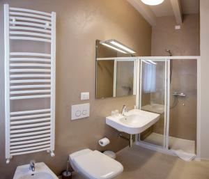 レンノにあるバルビアニーノのバスルーム(トイレ、洗面台、シャワー付)