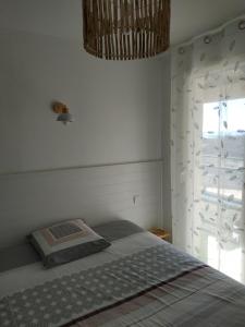 Katil atau katil-katil dalam bilik di Appartement, vue sur mer, accés direct plage, piscine