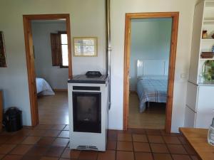 een kamer met een keuken met een fornuis en een televisie bij Casa Torás in Vilagarcia de Arousa