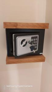 un four micro-ondes sur une étagère en bois sur un mur dans l'établissement Casa Vacanza L'Aquilone, à Campi Salentina