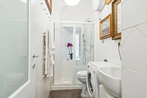 ein weißes Bad mit einem Waschbecken und einem WC in der Unterkunft Pop Corn House in Rom