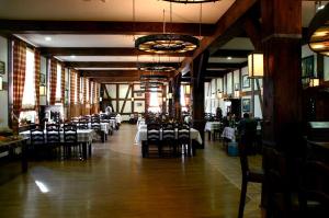 Hotel Skarbek في لوبين: صالة طعام مع طاولات وكراسي في مطعم