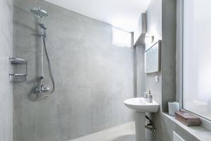 Ένα μπάνιο στο Syraino Apartment