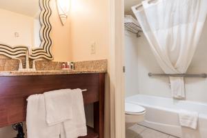 un bagno con vasca, WC e lavandino di Hotel Moab Downtown a Moab