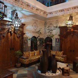 - un salon avec un canapé et des vases sur une table dans l'établissement Ryad Bab Berdaine, à Meknès