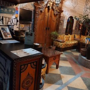 - un salon avec un canapé et une table dans l'établissement Ryad Bab Berdaine, à Meknès