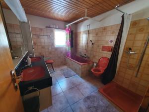 Koupelna v ubytování Plaun Grond + 28 fotografií