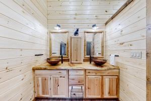 ein Blockhausbad mit zwei Waschbecken und Spiegeln in der Unterkunft Cozy Bear Cabin #2 in Sautee Nacoochee