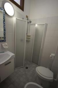 Hotel Roma tesisinde bir banyo