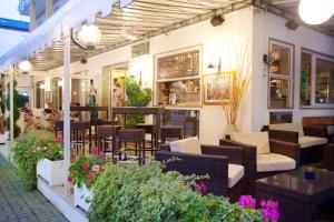 Hotel Roma في ليدو دي يسولو: مطعم فيه كراسي وطاولات وناس جالسه فيه