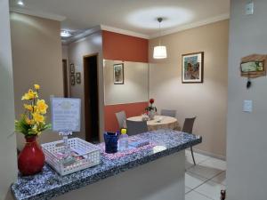 馬瑙斯的住宿－Life Ponta Negra，一间设有花瓶桌子的房间