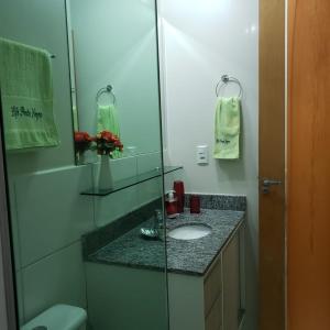 y baño con lavabo y ducha acristalada. en Life Ponta Negra, en Manaus