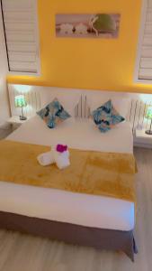 ein Schlafzimmer mit einem Bett mit zwei Handtüchern darauf in der Unterkunft Studio Ana Martinique in La Trinité