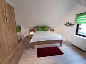 Säng eller sängar i ett rum på Amys Ferienwohnungen Bad Harzburg