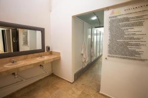 uma casa de banho com 2 lavatórios e um espelho grande em Hostería Poza Rica em Poza Rica de Hidalgo