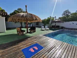 a backyard with a swimming pool and an umbrella at Casa mono ambiente y piscina. in Limpio